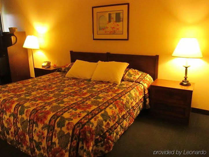 Red Carpet Inn Fanta Suites Hotel Гринвуд Экстерьер фото