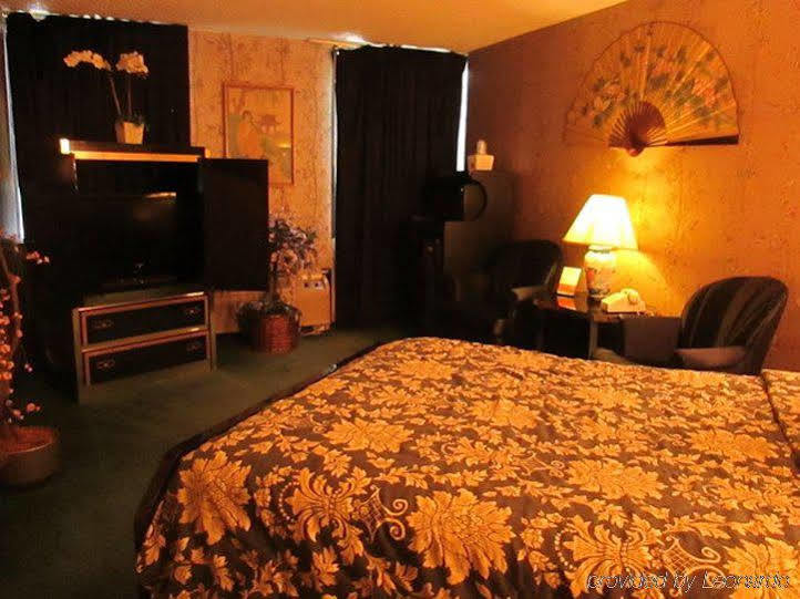 Red Carpet Inn Fanta Suites Hotel Гринвуд Экстерьер фото