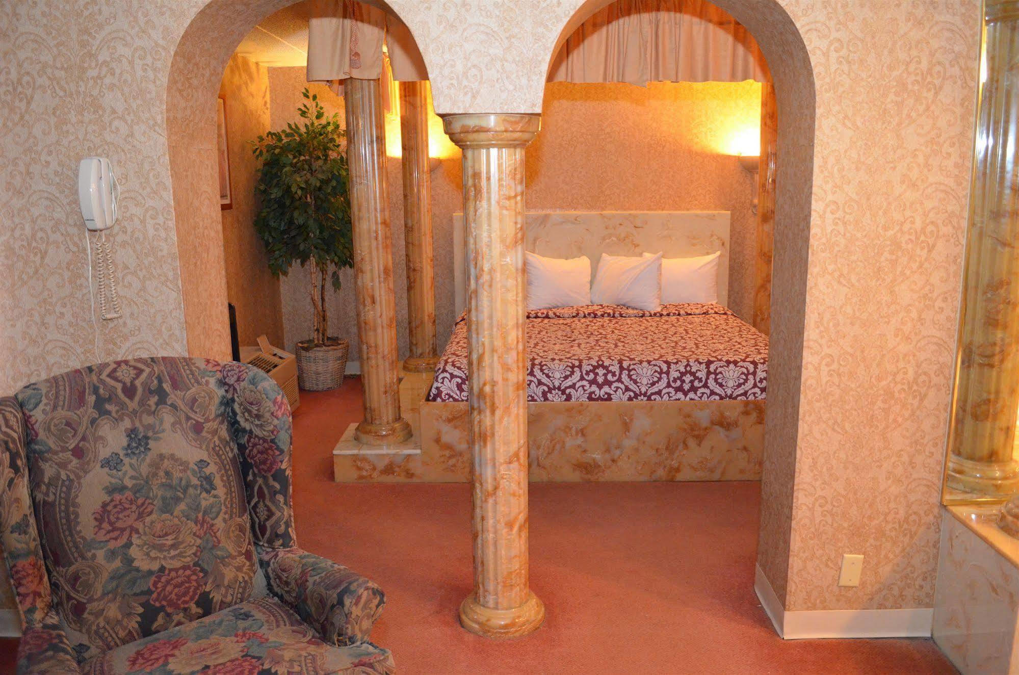 Red Carpet Inn Fanta Suites Hotel Гринвуд Экстерьер фото