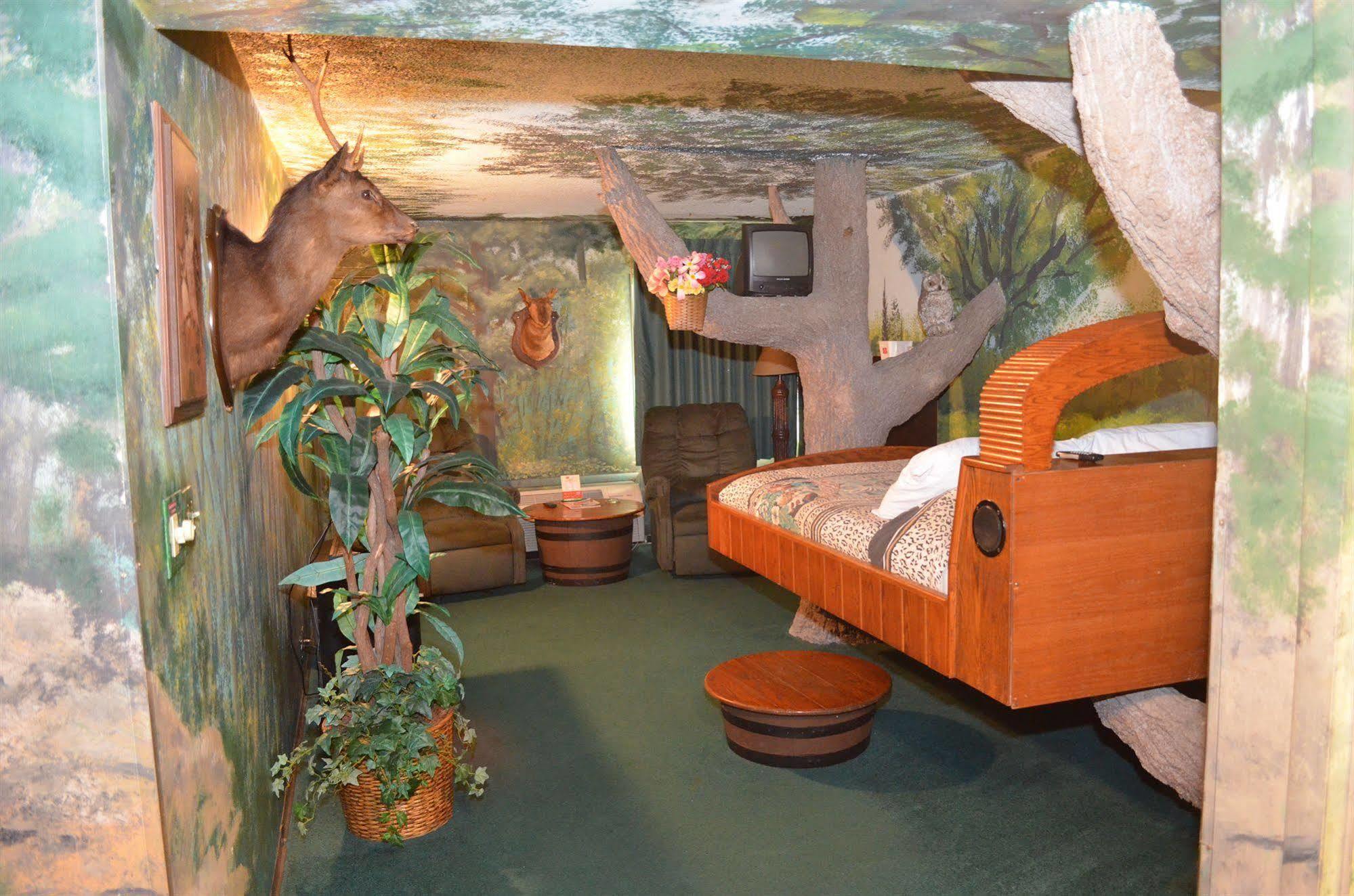 Red Carpet Inn Fanta Suites Hotel Гринвуд Экстерьер фото