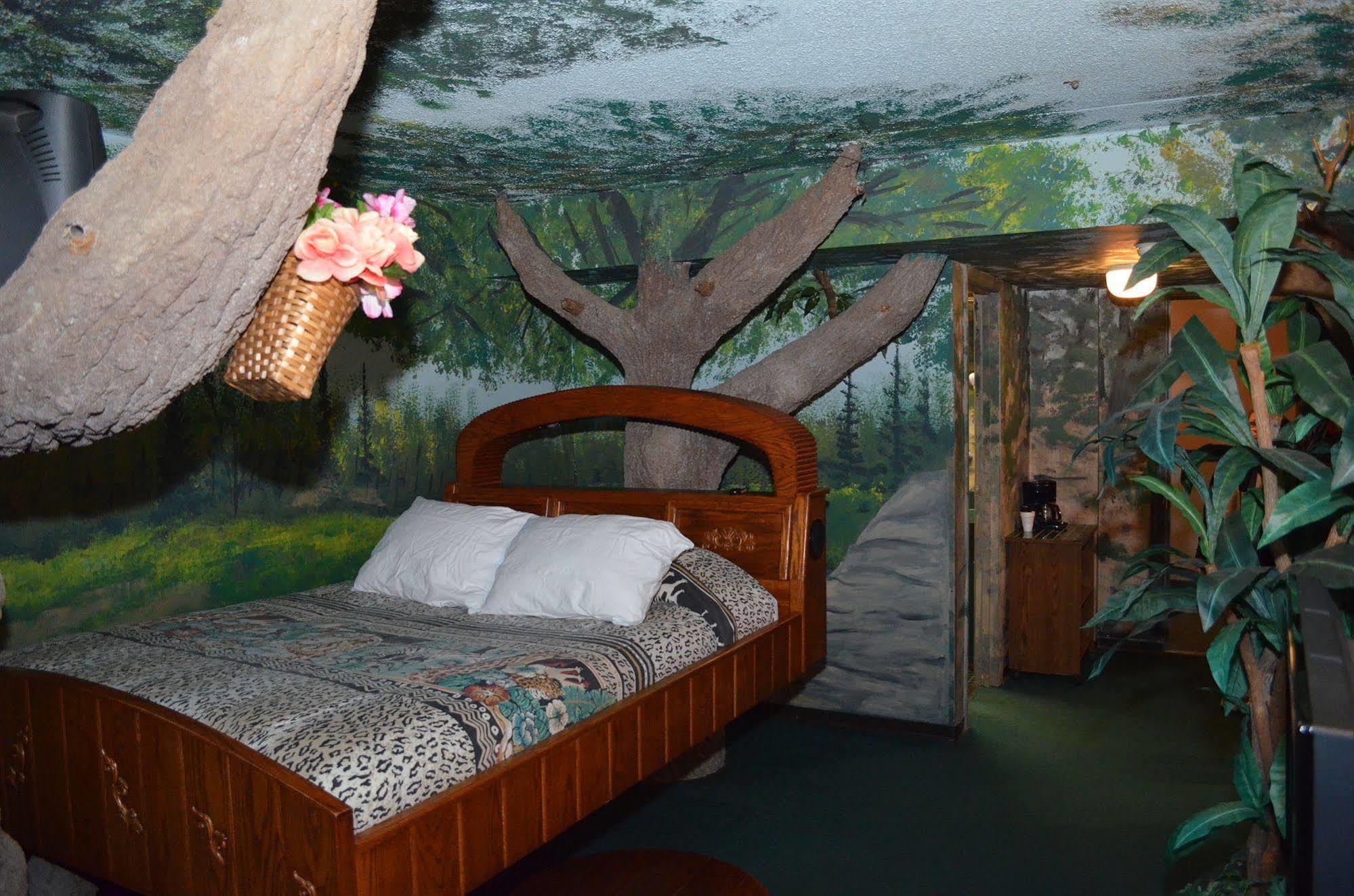 Red Carpet Inn Fanta Suites Hotel Гринвуд Экстерьер фото