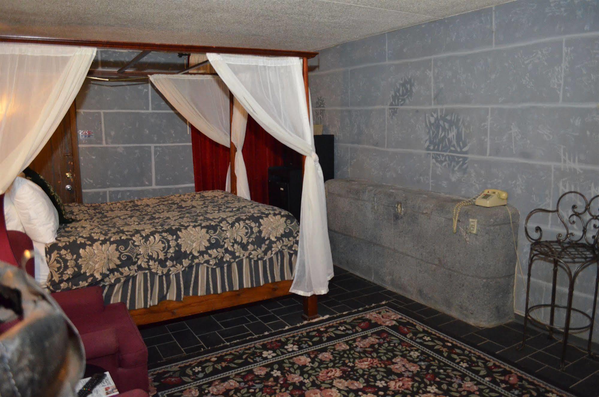 Red Carpet Inn Fanta Suites Hotel Гринвуд Экстерьер фото