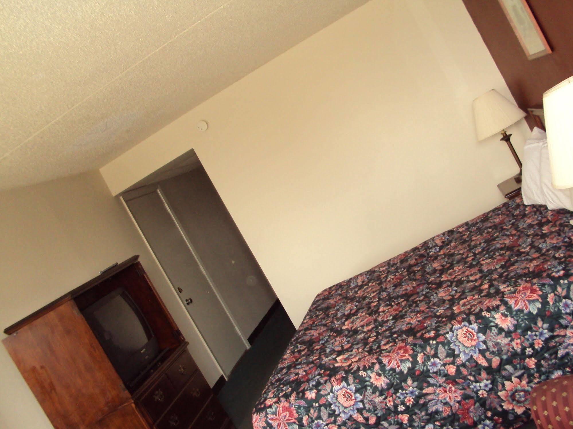 Red Carpet Inn Fanta Suites Hotel Гринвуд Экстерьер фото