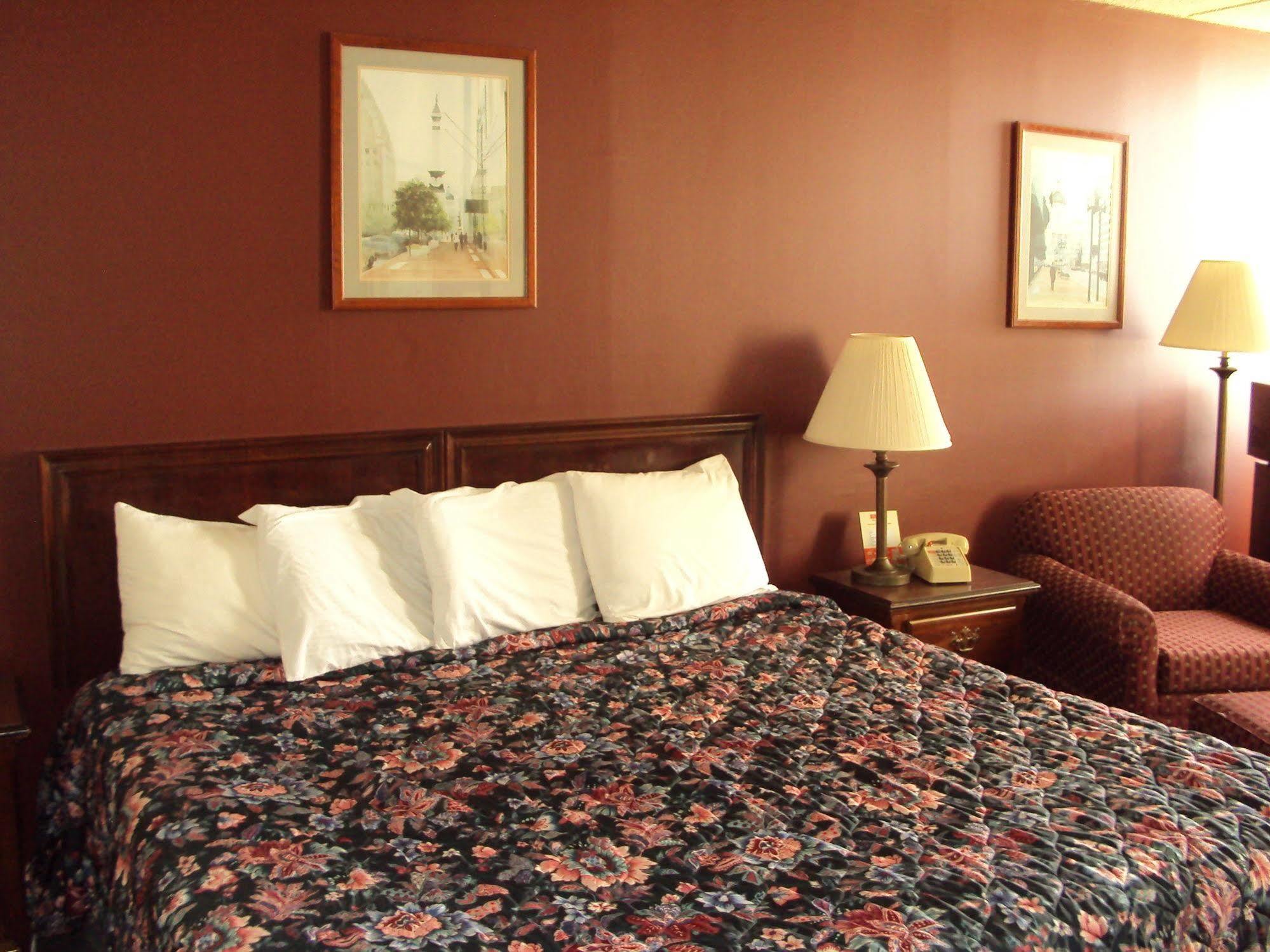 Red Carpet Inn Fanta Suites Hotel Гринвуд Экстерьер фото