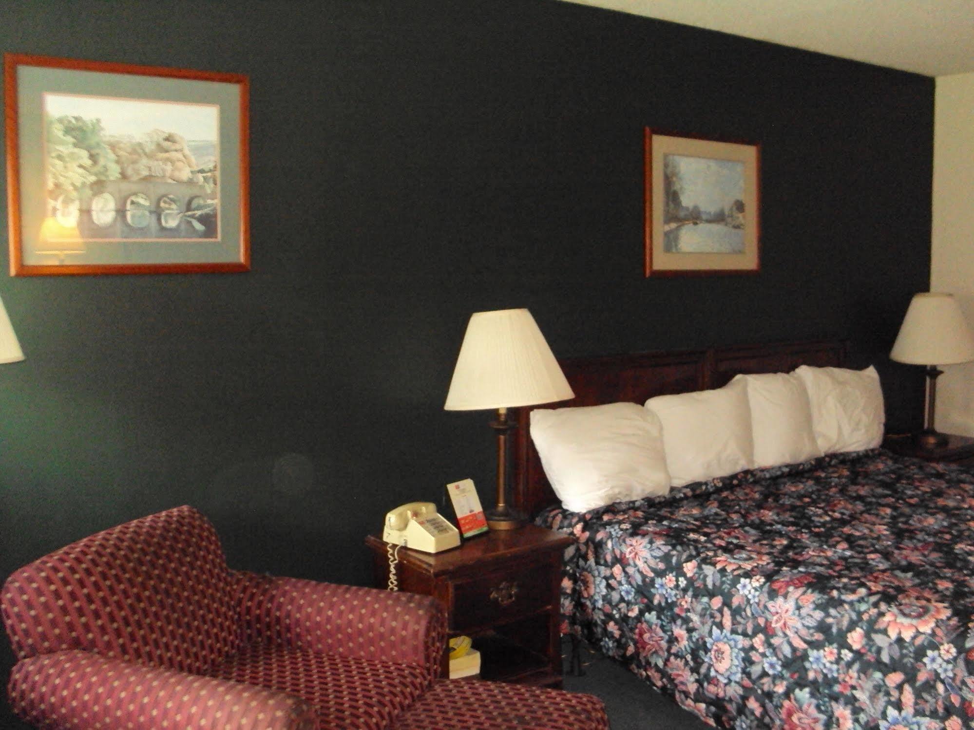 Red Carpet Inn Fanta Suites Hotel Гринвуд Экстерьер фото