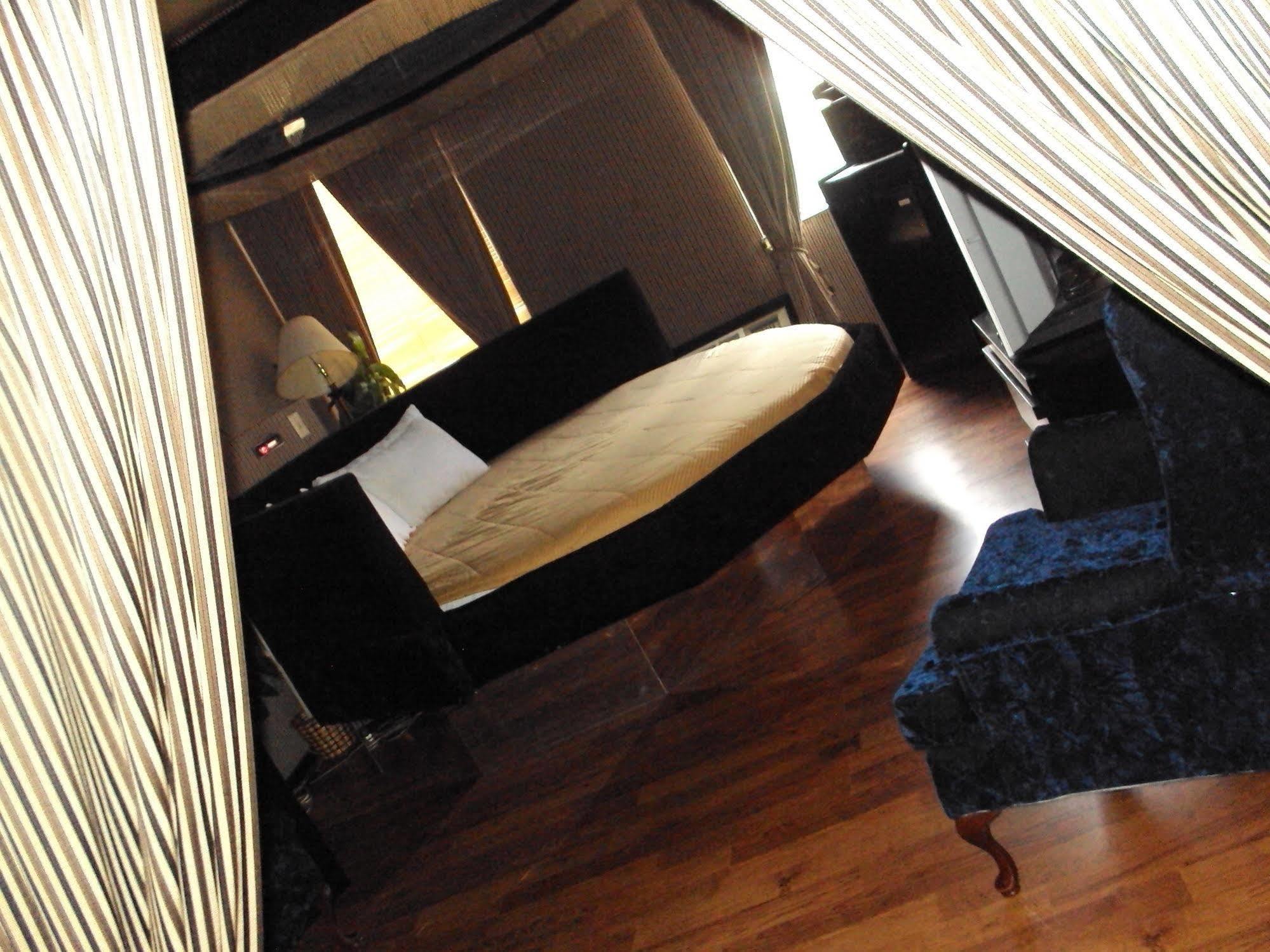 Red Carpet Inn Fanta Suites Hotel Гринвуд Экстерьер фото